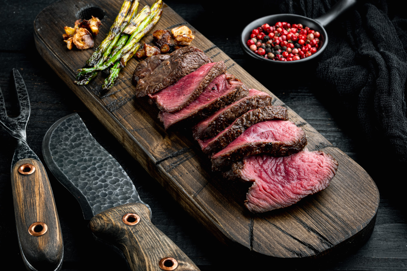slices-medium-rare-grilled-marbled-meat-beef-steak-set-tenderloin-fillet-mignon-cut